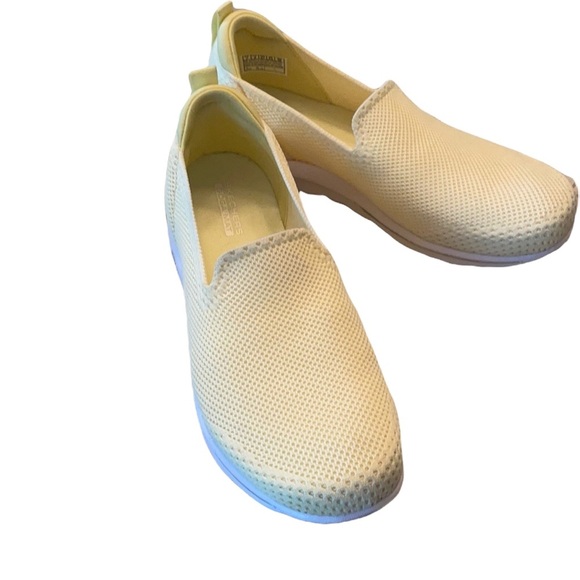 Butter Yellow Skechers GoWalk Goga Mesh Slip On Sneaker Size 7 Like New - Picture 1 of 8